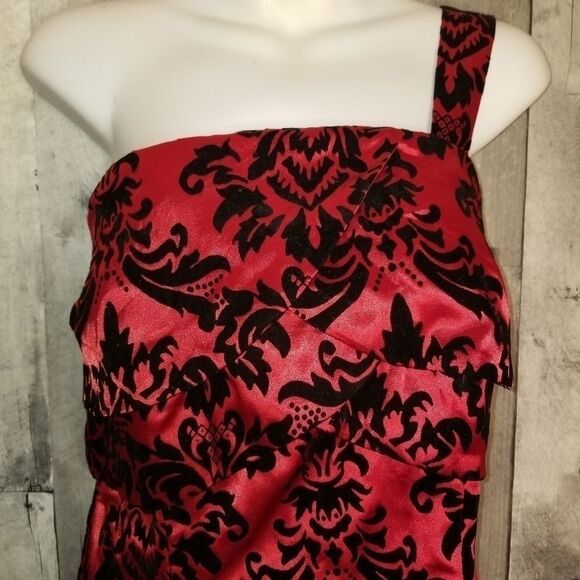 Torrid size 1 1x red one shoulder damask top - Picture 3 of 7